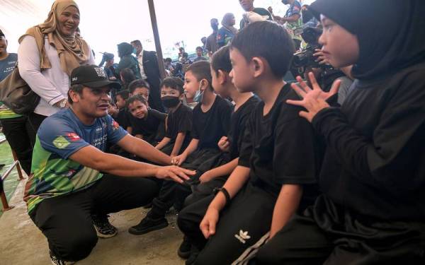 Mohd Radzi beramah mesra bersama pelajar Sekolah Kebangsaan Kampung Lindungan pada pelancaran program rintis Eksplorasi Alam Lestari di Zoo Negara hari ini. Foto Bernama