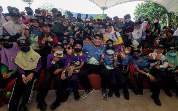 Mohd Radzi Jidin beramah mesra bersama kanak-kanak sekolah pada pelancaran program rintis Eksplorasi Alam Lestari di Zoo Negara pada Isnin. - Foto Bernama