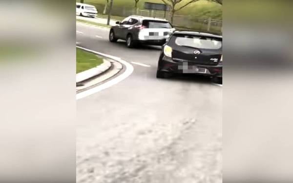 Tangkap layar video kenderaan Perodua Axia dinaiki suspek dikejar orang awam.