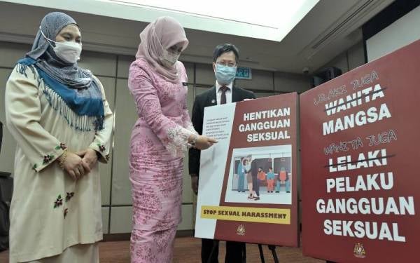 Rina (tengah) selepas sesi penerangan Rang Undang-undang AGS 2021 Menteri Bersama Media pada Isnin. - Foto Bernama