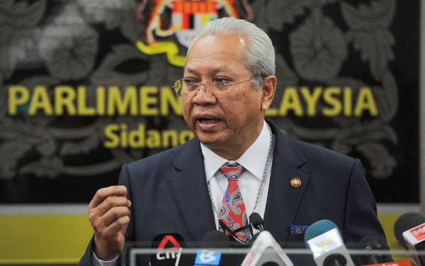 Annuar Musa ketika sidang media selepas mempengerusikan mesyuarat kali keenam Pasukan Jihad Tangani Inflasi di Bangunan Parlimen pada Isnin. - Foto: Bernama