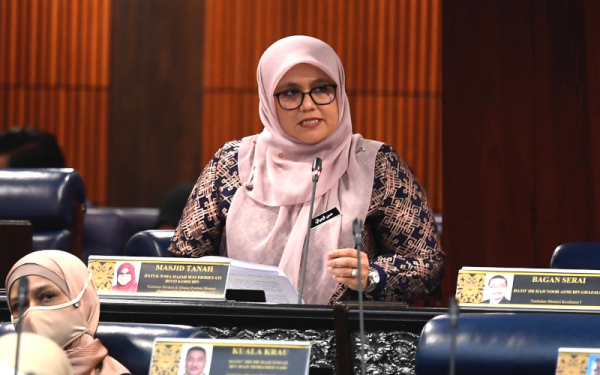 Mas Ermieyati pada Mesyuarat Kedua Penggal Kelima Parlimen ke-14 bagi Dewan Rakyat yang berlangsung di Bangunan Parlimen pada Isnin. - Foto Bernama 