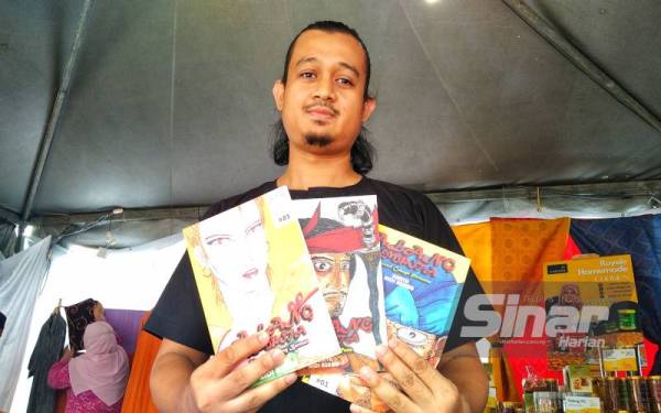 Aidi bersama karya Alang Gempita yang dihasilkan secara persendirian.