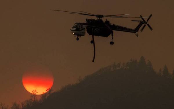 Sebuah helikopter pengebom air digunakan untuk memadam kebakaran hutan di California.