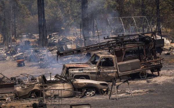 Kenderaan penduduk antara yang musnah dalam kebakaran hutan oak di California yang memaksa ribuan penduduk berpindah.