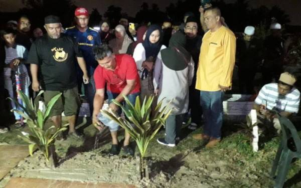 Dzulkarnain menyiram pusara anaknya itu yang dikebumikan di Tanah Perkuburan Islam Kampung Pasir Putih, Pasir Gudang, pada awal pagi Selasa.