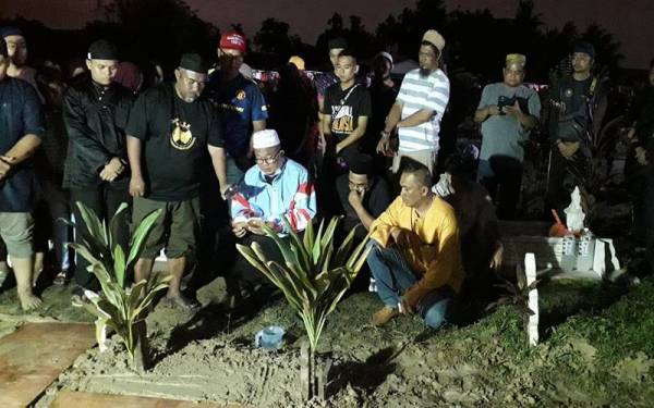 Hampir 100 orang hadir upacara pengkebumian Allahyarham Muhammad Iman Aqmar di Tanah Perkuburan Islam Kampung Pasir Putih, Pasir Gudang, awal pagi Selasa.