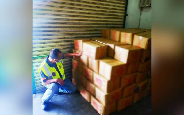 KPDNHEP Kelantan merampas 2,210 kg minyak masak peket bersubsidi yang cuba disorok di tempat yang tidak dilesenkan dalam serbuan di Kok Lanas, Kota Bharu pada Isnin.