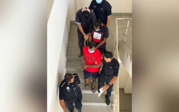 S Kumara Rao (baju hitam merah) dan R Remesh (baju merah) didakwa di Mahkamah Majistret Petaling Jaya pada Selasa atas pertuduhan membunuh seorang lelaki warga Pakistan, dua minggu lalu.