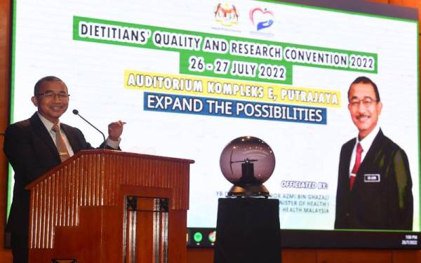 Timbalan Menteri Kesihatan I Datuk Dr Noor Azmi Ghazali ketika berucap sempena 3rd MOH Dietitians’ Quality and Research Convention (DQRC 2022) bertemakan "Expand The Possibilities" di Auditorium Kompleks E, pada Selasa. - Foto Bernama
