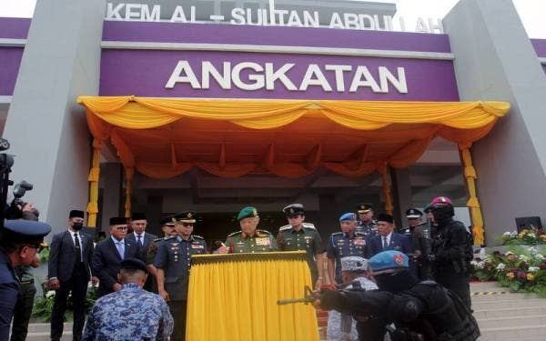 Al-Sultan Abdullah (lima dari kiri) berkenan menandatangani plak Penamaan Kem Al-Sultan Abdullah, Markas Angkatan Bersama pada Selasa. - Foto Bernama