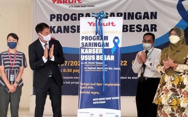 Hiroki (dua dari kiri) dan Dr Najihah (kanan) ketika perasmian penutup Program Saringan Kanser Usus Besar di Dewan Majlis Daerah Pasir Mas pada Selasa.