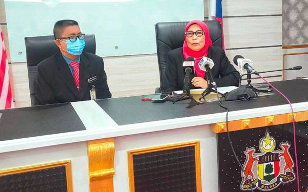 Kalsom (dua dari kiri) ketika sidang akhbar selepas Persidangan Ketiga, Penggal Pertama, Dewan Undangan Negeri Melaka Yang Ke-15 di Seri Negeri, Ayer Keroh pada Selasa.