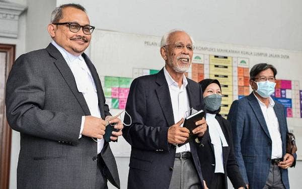 Shahrir (dua, kiri) keluar dari Kompleks Mahkamah Kuala Lumpur pada hari pertama perbicaraannya berhubung kes aktiviti pengubahan wang haram. - Foto Bernama