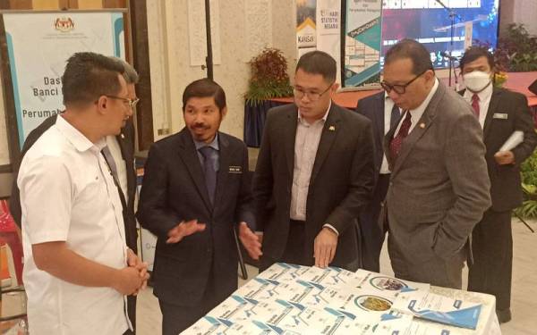 Mohd Uzir ( tengah) pada Siri Jelajah Parlimen dan DUN, Penemuan Utama Banci Malaysia 2020 dan Prestasi Ekonomi Negeri Johor di Bangunan Sultan Ismail Kota Iskandar pada Selasa.