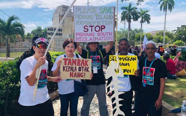 Beberapa siri bantahan telah dibuat terhadap projek tambakan laut namun suara nelayan tidak diendahkan.