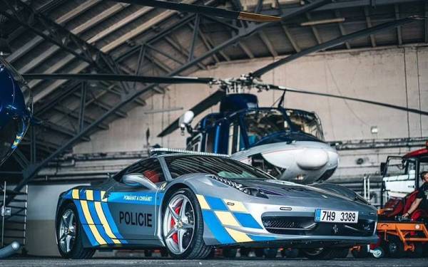 Polis di Republik Czech menggunakan Ferari 458 sebagai kenderaan perondanya. - Foto Police of the Czech Republic