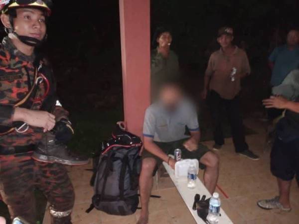 Mangsa berjaya diturunkan dengan selamat selepas tersangkut pada pokok setinggi 30 meter di Bukit Kokol, Manggatal, Kota Kinabalu pada Selasa.