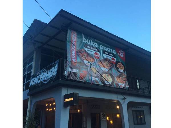 Restoran Atmosphere di Kuantan, Pahang menjadi tumpuan pelanggan terutama pada waktu malam