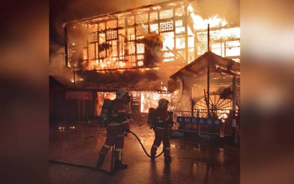 Anggota bomba memadamkan kebakaran di sebuah hotel di tengah bandar Alor Setar, di sini, pada awal pagi Rabu. - Foto ihsan JBPM Kedah