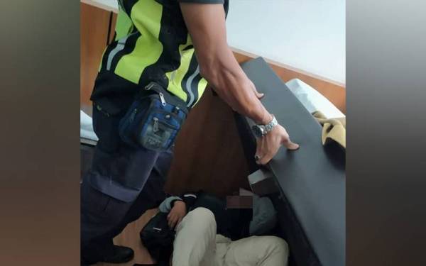 Taktik seorang lelaki bersembunyi bawah katil gagal apabila helahnya disedari penguatkuasa Pejabat Agama Daerah Kulim.