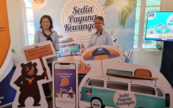 Wan Ahmad Ikram (kanan) dan Yee Ming pada Pelancaran Ikon Pengurusan PIDM 'Chief BerUang' di Kuala Lumpur pada Isnin.