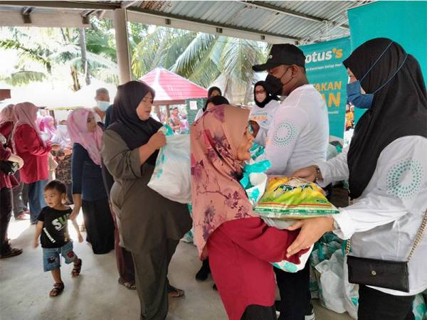 Sebahagian penduduk menerima sumbangan barangan runcit daripada Lotus's.