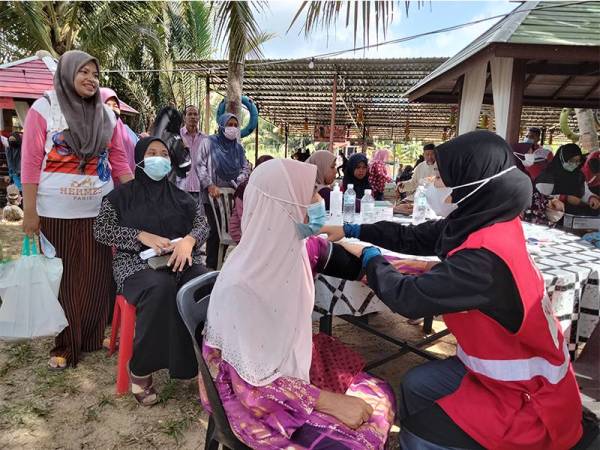 Pemeriksaan kesihatan disediakan oleh pasukan Bulan Sabit Merah Malaysia.