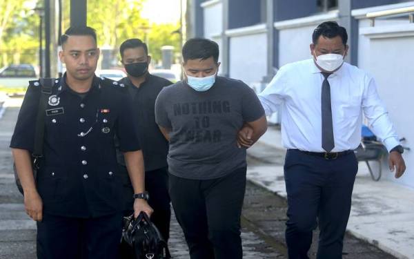 Tertuduh diiring polis di mahkamah.