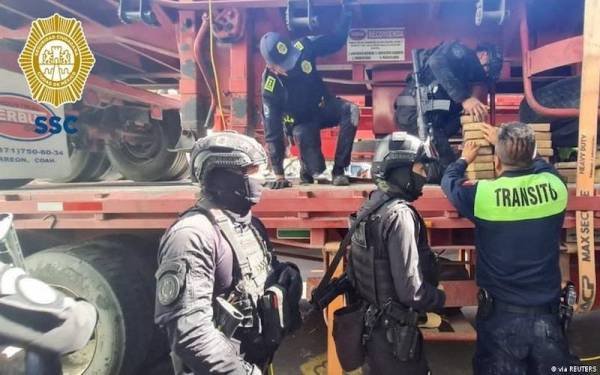 Beratus-ratus paket kokain disembunyikan di dalam dua treler traktor. - Foto Reuters