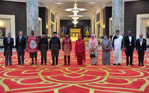 Yang di-Pertuan Agong Al-Sultan Abdullah Ri'ayatuddin Al-Mustafa Billah Shah dan Raja Permaisuri Agong Tunku Hajah Azizah Aminah Maimunah Iskandariah berkenan bergambar bersama Ketua-ketua Perwakilan Asing ke Malaysia selepas Majlis Menghadap di Istana Negara pada Rabu. - Foto Bernama