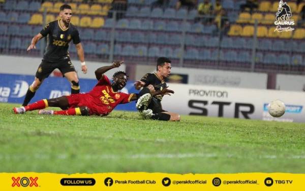 Pemain gantian Perak FC, Muhammad Ferris Danial menolak masuk gol tunggal perlawanan pada perlawanan berkenaan. - Foto Facebook Perak Football Club