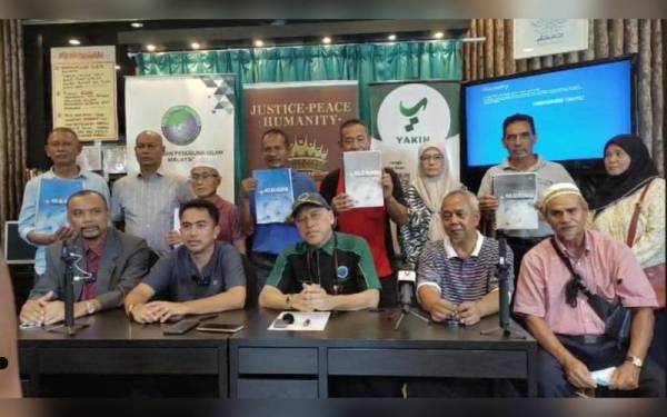 Nadzim bersama wakil peneroka Felda Klau pada sidang media di Kuala Lumpur pada Rabu.