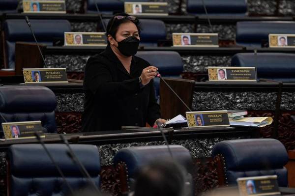 Azalina ketika bercakap pada Mesyuarat Kedua Penggal Kelima Parlimen ke-14 bagi Dewan Rakyat ketika berlangsung di Bangunan Parlimen pada Rabu. -Foto Bernama.
