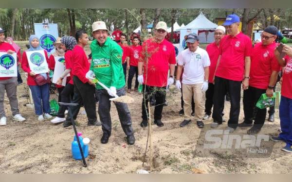Dr Izani menanam pokok rhu pada Program Tanggungjawab Sosial Korporat (CSR) Pembersihan dan Pengindahan Pantai Kundor, Kota Bharu, pada Rabu.