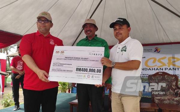 Peruntukan RM400,000 yang disampaikan oleh Hassan (kiri) kepada Majlis Perbandaran Kota Bharu.