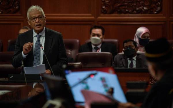 Hamzah ketika membentangkan usul lanjutan Subseksyen 4(5) Kesalahan Keselamatan (Langkah-langkah Khas) 2012 (SOSMA) di Dewan Negara pada Rabu. - Foto Bernama