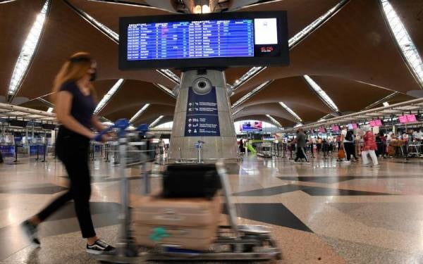 Urusan di kaunter daftar masuk dan premis perniagaan di KLIA terjejas seketika akibat gangguan bekalan elektrik pada tengah hari Rabu. - Foto Bernama