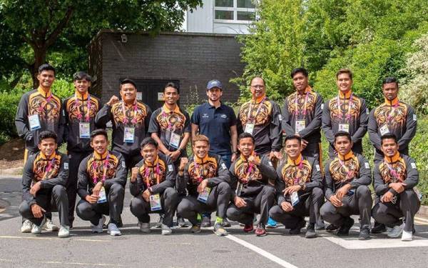 Qais Abdulla Al Dhalai (barisan belakang, tengah) bersama pasukan Bunga Raya 7s negara di Perkampungan Sukan Komanwel University of Warwick, Coventry.