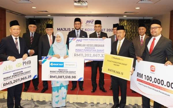 Ahmad Marzuk (lima dari kiri) dan Abdul Aziz (tiga dari kiri) bersama wakil pembayar zakat perniagaan ketika Majlis Zakat Korporat 2022 di Kuala Lumpur pada Rabu.