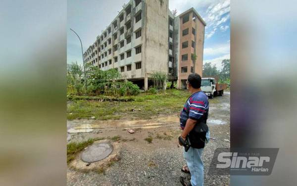 Zairi berdiri di hadapan Pangsapuri Rimau Indah Fasa 4 di Bukit Rimau, Shah Alam.