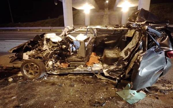 Keadaan kereta dinaiki mangsa selepas terbabit kemalangan dengan sebuah lori di Kilometer 126, LPT1 di Temerloh pada awal pagi Khamis. - Foto ihsan JBPM