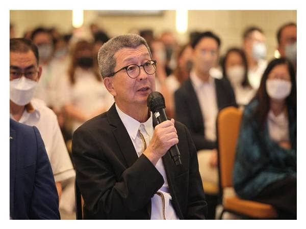 Tan Sri Lim Hock San menjawab pertanyaan yang dikemukakan oleh kakitangan pekerja mengenai prestasi, potensi dan strategi syarikat semasa mesyuarat 'Town Hall' kedua LBS Bina Group. 