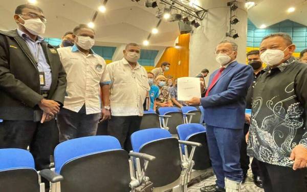 Jagdeep (dua dari kanan) menyerahkan draf Garis Panduan Pengoperasian Tempat Inap Persendirian kepada yang hadir Sesi Libat Urus Tempat Inap Persendirian Pulau Pinang di Komtar pada Khamis.