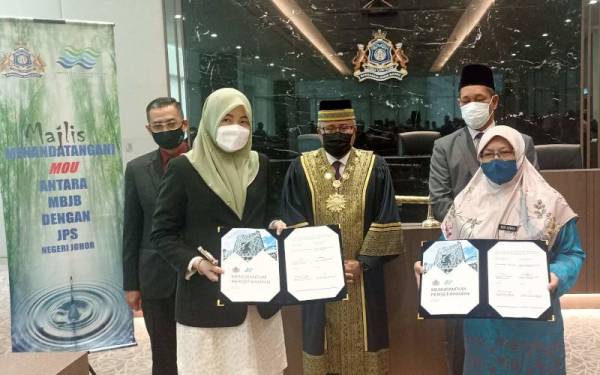 Mohd Noorazam (tengah) menyaksikan Majlis Menandatangani MoU antara MBJB bersama JPS Johor di Menara MBJB pada Khamis.