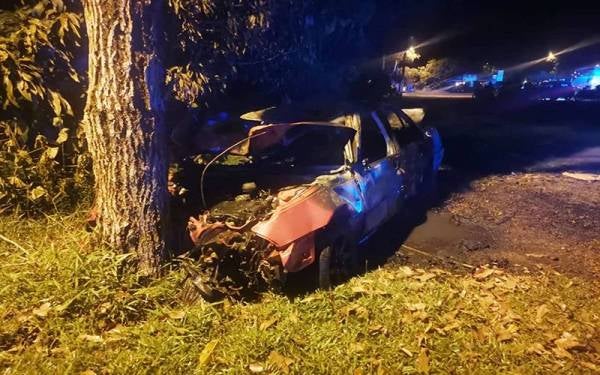 Keadaan kereta dipandu lelaki berusia 28 tahun itu yang remuk setelah terbabit dalam kemalangan. (Gambar kecil : Muhammad Shah Fiy)