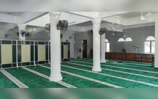 Ruang solat Surau Al Muhajirin yang lebih luas dan selesa selepas dinaik taraf.
