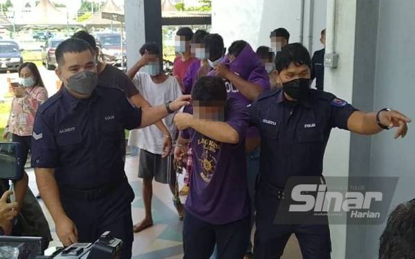 Suspek dibawa ke Mahkamah Sesyen Ipoh, di sini pada Khamis bagi mendapatkan perintah reman untuk siasatan lanjut kes rogol remaja perempuan bawah umur.