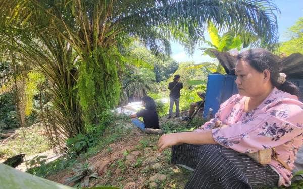 Razma melihat keadaan rumah keluarganya yang ranap sehingga menyebabkan anaknya terkorban dalam kejadian tanah runtuh di kawasan setinggan berhampiran rumah pangsa Taman Elok Bukit Nenas, di sini, pada malam Rabu.