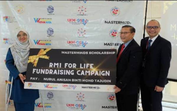 Nurul Anisah (kiri) dipilih bagi menerima biasiswa Masterminds.